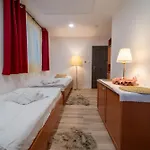 Tavba -gocar Az 27 Osob, 8 Apartmanu,8 Koupelen, 8 Kuchyni Na Kraji Lesa *