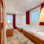 Tavba -gocar Az 27 Osob, 8 Apartmanu,8 Koupelen, 8 Kuchyni Na Kraji Lesa Holiday home Kamenicky Senov