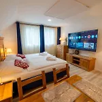 Tavba -gocar Az 27 Osob, 8 Apartmanu,8 Koupelen, 8 Kuchyni Na Kraji Lesa Holiday home Kamenicky Senov