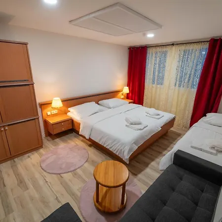 Tavba -gočár Až 27 Osob, 8 Apartmánů,8 Koupelen, 8 Kuchyní Na Kraji Lesa Prázdninový dům Kamenicky Senov