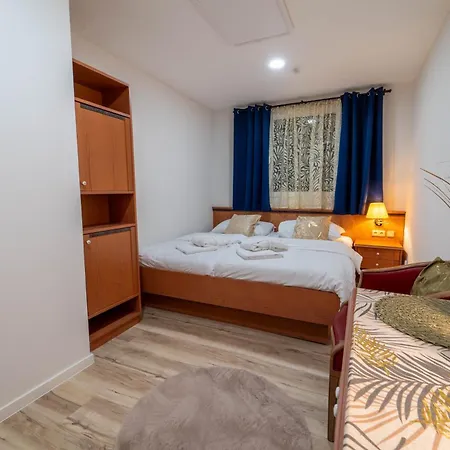 Tavba -gočár Až 27 Osob, 8 Apartmánů,8 Koupelen, 8 Kuchyní Na Kraji Lesa