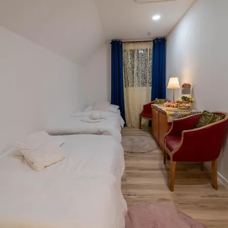 Prázdninový dům Tavba -gočár Až 27 Osob, 8 Apartmánů,8 Koupelen, 8 Kuchyní Na Kraji Lesa Kamenicky Senov