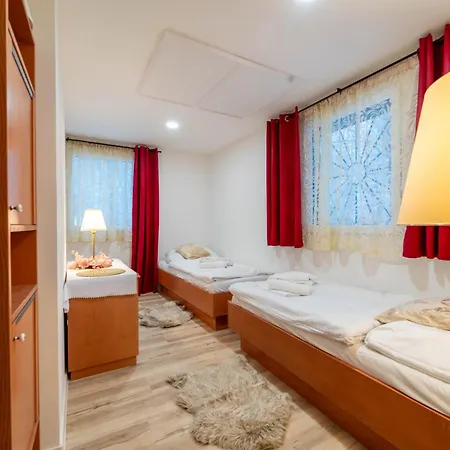Tavba -gočár Až 27 Osob, 8 Apartmánů,8 Koupelen, 8 Kuchyní Na Kraji Lesa Prázdninový dům Kamenicky Senov