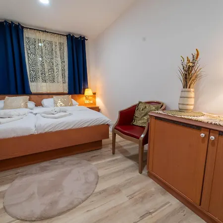 Tavba -gocar Az 27 Osob, 8 Apartmanu,8 Koupelen, 8 Kuchyni Na Kraji Lesa Feriehus *