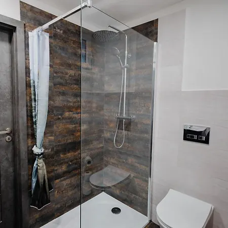 Tavba -gočár Až 27 Osob, 8 Apartmánů,8 Koupelen, 8 Kuchyní Na Kraji Lesa Prázdninový dům *