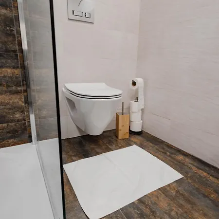 Tavba -gočár Až 27 Osob, 8 Apartmánů,8 Koupelen, 8 Kuchyní Na Kraji Lesa Prázdninový dům