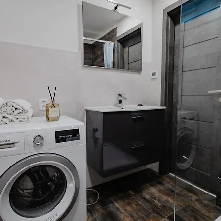 Tavba -gocar Az 27 Osob, 8 Apartmanu,8 Koupelen, 8 Kuchyni Na Kraji Lesa