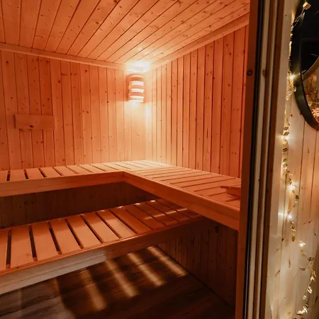 Prázdninový dům Tavba -gočár Až 27 Osob, 8 Apartmánů,8 Koupelen, 8 Kuchyní Na Kraji Lesa *