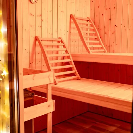 Prázdninový dům Tavba -gočár Až 27 Osob, 8 Apartmánů,8 Koupelen, 8 Kuchyní Na Kraji Lesa Kamenicky Senov