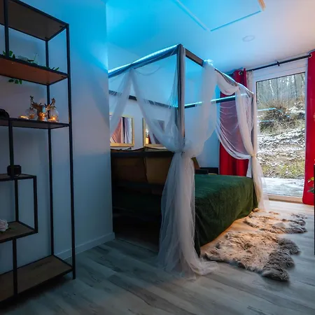 Tavba -gočár Až 27 Osob, 8 Apartmánů,8 Koupelen, 8 Kuchyní Na Kraji Lesa Kamenicky Senov