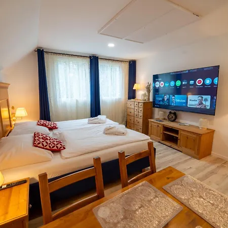 Tavba -gočár Až 27 Osob, 8 Apartmánů,8 Koupelen, 8 Kuchyní Na Kraji Lesa Prázdninový dům Kamenicky Senov
