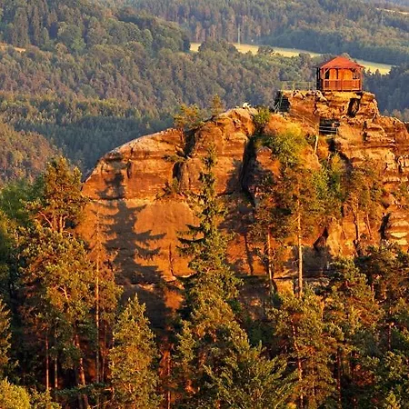 Tavba -gočár Až 27 Osob, 8 Apartmánů,8 Koupelen, 8 Kuchyní Na Kraji Lesa *