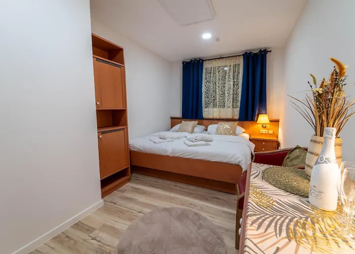 Tavba -gocar Az 27 Osob, 8 Apartmanu,8 Koupelen, 8 Kuchyni Na Kraji Lesa