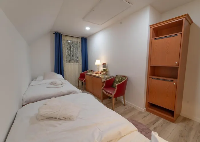 Tavba -gocar Az 27 Osob, 8 Apartmanu,8 Koupelen, 8 Kuchyni Na Kraji Lesa Feriehus