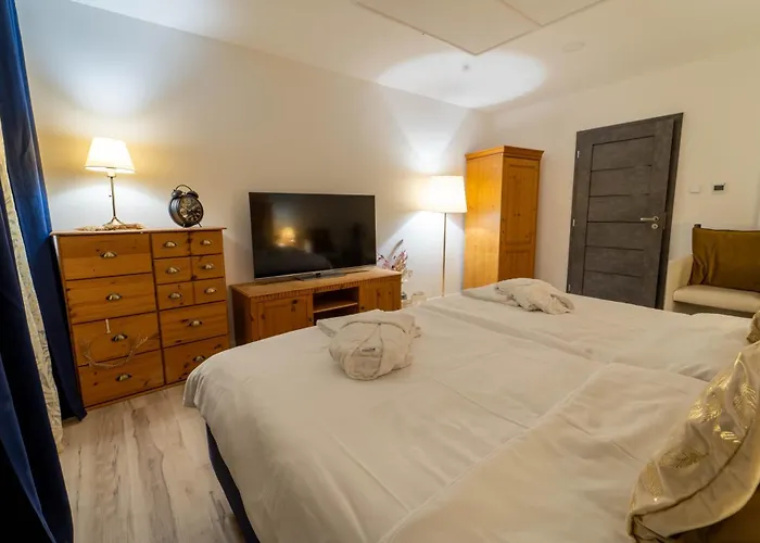 Tavba -gocar Az 27 Osob, 8 Apartmanu,8 Koupelen, 8 Kuchyni Na Kraji Lesa Feriehus *