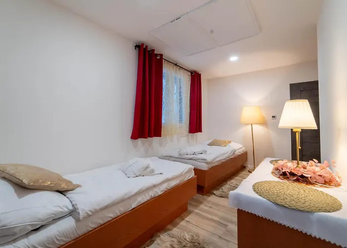Feriehus Tavba -gocar Az 27 Osob, 8 Apartmanu,8 Koupelen, 8 Kuchyni Na Kraji Lesa