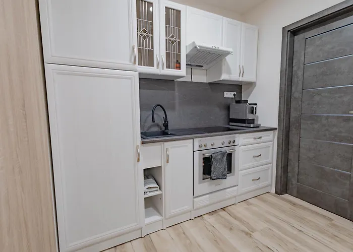 Feriehus Tavba -gocar Az 27 Osob, 8 Apartmanu,8 Koupelen, 8 Kuchyni Na Kraji Lesa