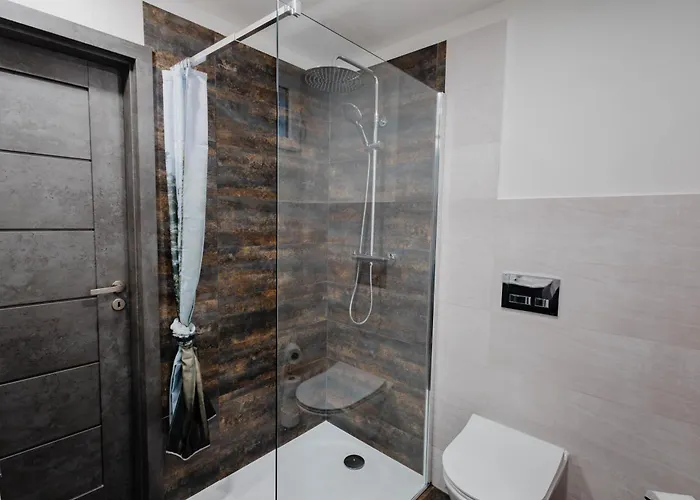 Tavba -gocar Az 27 Osob, 8 Apartmanu,8 Koupelen, 8 Kuchyni Na Kraji Lesa Feriehus *