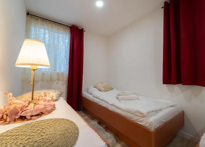 Tavba -gocar Az 27 Osob, 8 Apartmanu,8 Koupelen, 8 Kuchyni Na Kraji Lesa Kamenicky Senov