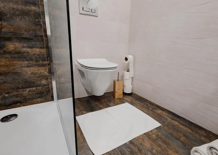 Tavba -gocar Az 27 Osob, 8 Apartmanu,8 Koupelen, 8 Kuchyni Na Kraji Lesa Feriehus