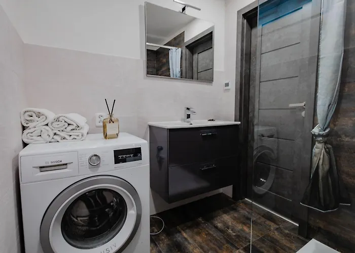 Tavba -gocar Az 27 Osob, 8 Apartmanu,8 Koupelen, 8 Kuchyni Na Kraji Lesa
